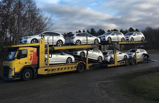 Autotransporter geladen met nieuwe auto's